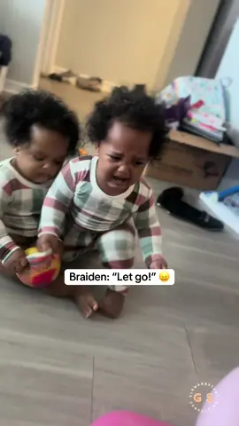 Watching my twin babies fight over this ball is too funny. 😭🫣  🎥By: @GLOW&STUNT  #creatorsearchinsights #fyp #fypシ #fypシ゚viral #babiesoftiktok #baby #cute #cutebaby #twins #MomsofTikTok #funnyvideo 