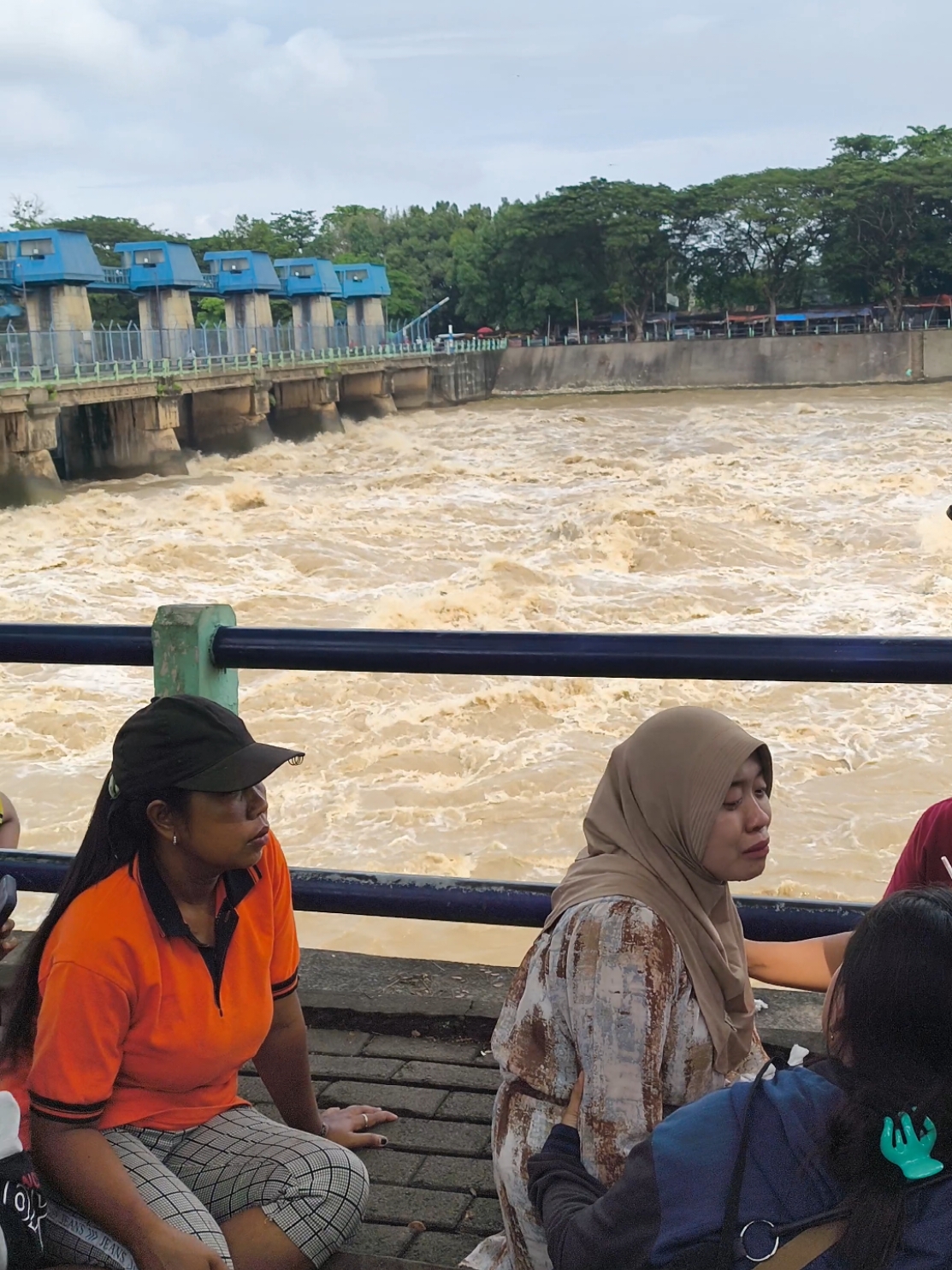 Mbak Tyas (Pacar Korban) Hadir Di Pencarian Pacarnya Yang Belum Ditemukan, Pencarian Hari Ke 3 DiRolak 9 Semoga Korban Cepat Ketemu #rolaksongomojokerto #mojokerto24jam #mojokertotiktok #mojokerto 