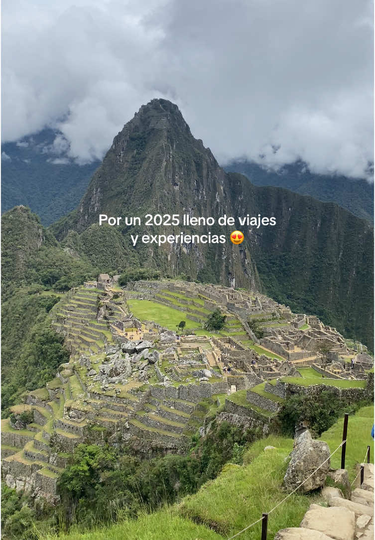 Por un 2025 lleno de viajes y experiencias como visitar Machu Picchu. Uno de los mejores lugares para visitar en Perú. Feliz Navidad y un Próspero Año Nuevo