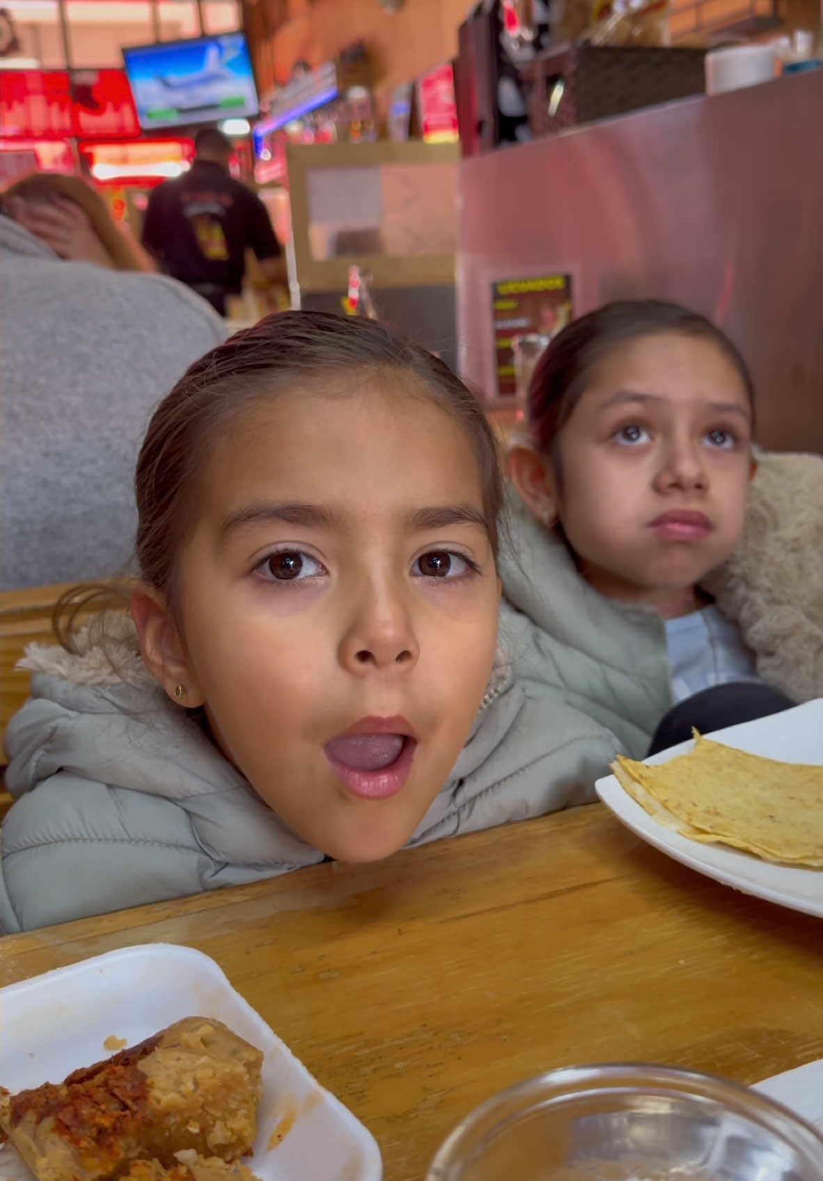 A el mal tiempo buena cara 🤭 Las niñas reaccionaron a la travesura de las elf 🎄#vacaciones 