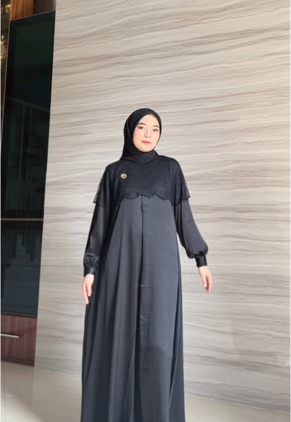 Aduduh Gamis Hitam ga pernah salah yah, walaupun warna hitam tapi tetep bisa jatuh cinta 💖💖