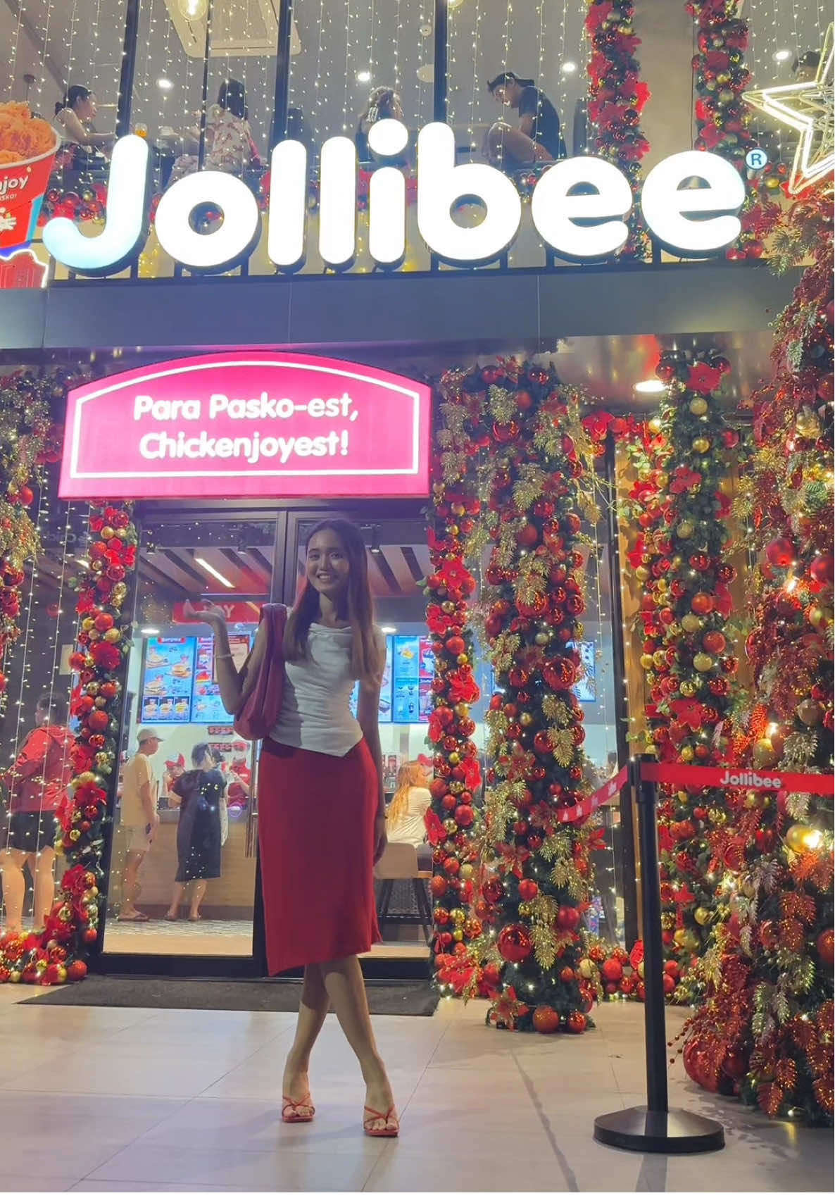 Pasko-est season na, and @Jollibee truly makes every moment extra magical and special! 🎄✨ Spending time with my loved one, enjoying the festive lights, and savoring the Chickenjoyest meal made this one of the Pasko-est nights ever! 🎄 #JoyfulChristmasStores #BrandBuzzPH @BrandBuzzPH 