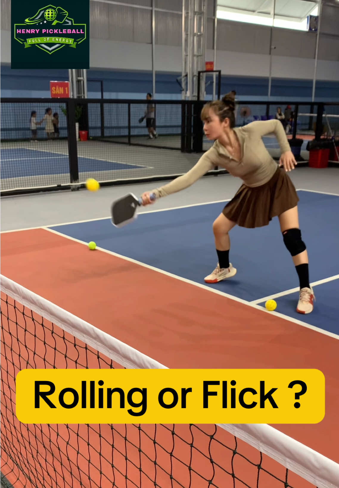 Theo bạn là Rolling hay Flick ? #dungcupickleball #hocpickleball #daypickleball #henrypickleball #pickleballsaigon #hocpickleballtphcm #dạypickleballcoban #pickleballsaigon #khoahocpickleballhochiminh #loppickleballnu #kithuatpickleball 