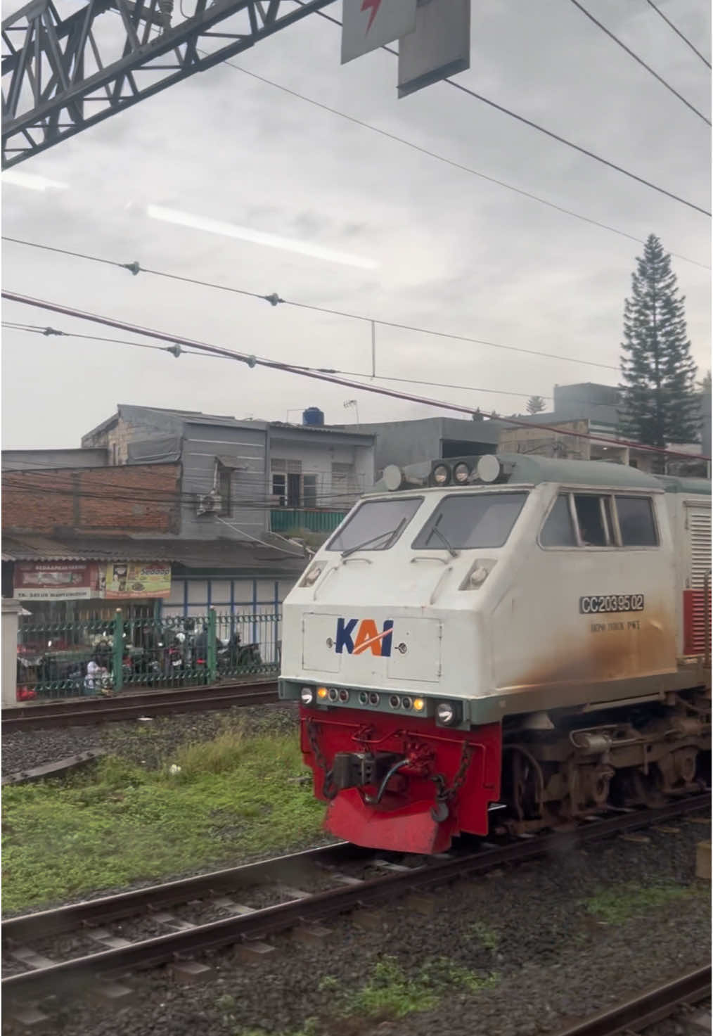 Rainy day with cc203 ☁️ #railfans #keretaapiindonesia #kai121 #cc203