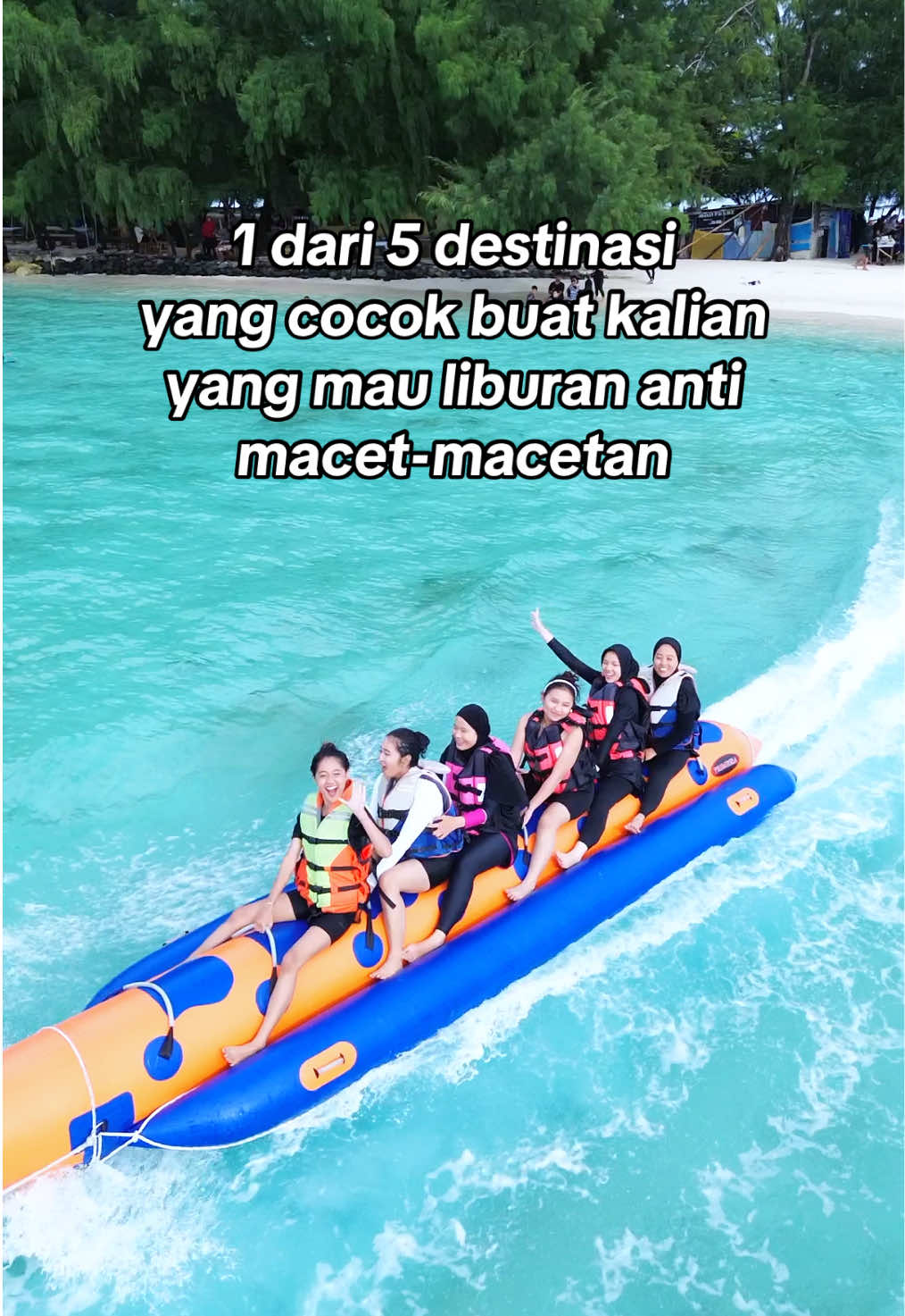 Bayangin mau seru-seruan, tapi malah kejebak macet di jalan. Gak banget kan?  Mending naik banana boat aja cuma 40ribu aja di Pulau Dolphin 🚤🍌💦🏝️🏖️ Gabung aja Open Trip Pulau Harapan sekarang, mulai dari  Rp300ribuan/orang dengan fasilitas lengkap: •⁠ ⁠Tiket kapal tradisional PP + Asuransi •⁠ ⁠Life Jacket (Pelampung) •⁠ ⁠Air mineral •⁠ ⁠Kapal jelajah pulau •⁠ ⁠Homestay AC + TV (sharing) •⁠ ⁠Welcome drink •⁠ ⁠Makan 3x •⁠ ⁠Alat snorkeling •⁠ ⁠Dokumentasi kamera underwater •⁠ ⁠Guide lokal •⁠ ⁠Barbeque ikan segar Jika kalian mau rasain pengalaman naik jetski dikenakan tarif tambahan: • 100rb/orang (di bonceng crew) • 200rb/orang bawa sendiri (di dampingi crew)  • 250rb/orang bawa sendiri (tanpa crew) • 350rb/berdua (tanpa crew) • ⁠40rb/orang (Banana Boat) • +40rb dokumentasi Drone • ⁠Durasi naik jetski kurang lebih 7-10 menit  Info lebih lanjut: 087805455595 #fypシ #jetski #bananaboat #pulauharapan #pulau1000 #traveltiktok #opentrip 