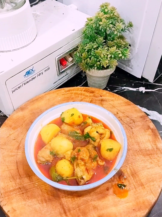 Aloo chicken curry recipe #FatimajaanRecipes #foryou #viraltiktok #FoodLover #foryou #ghrkbaogy