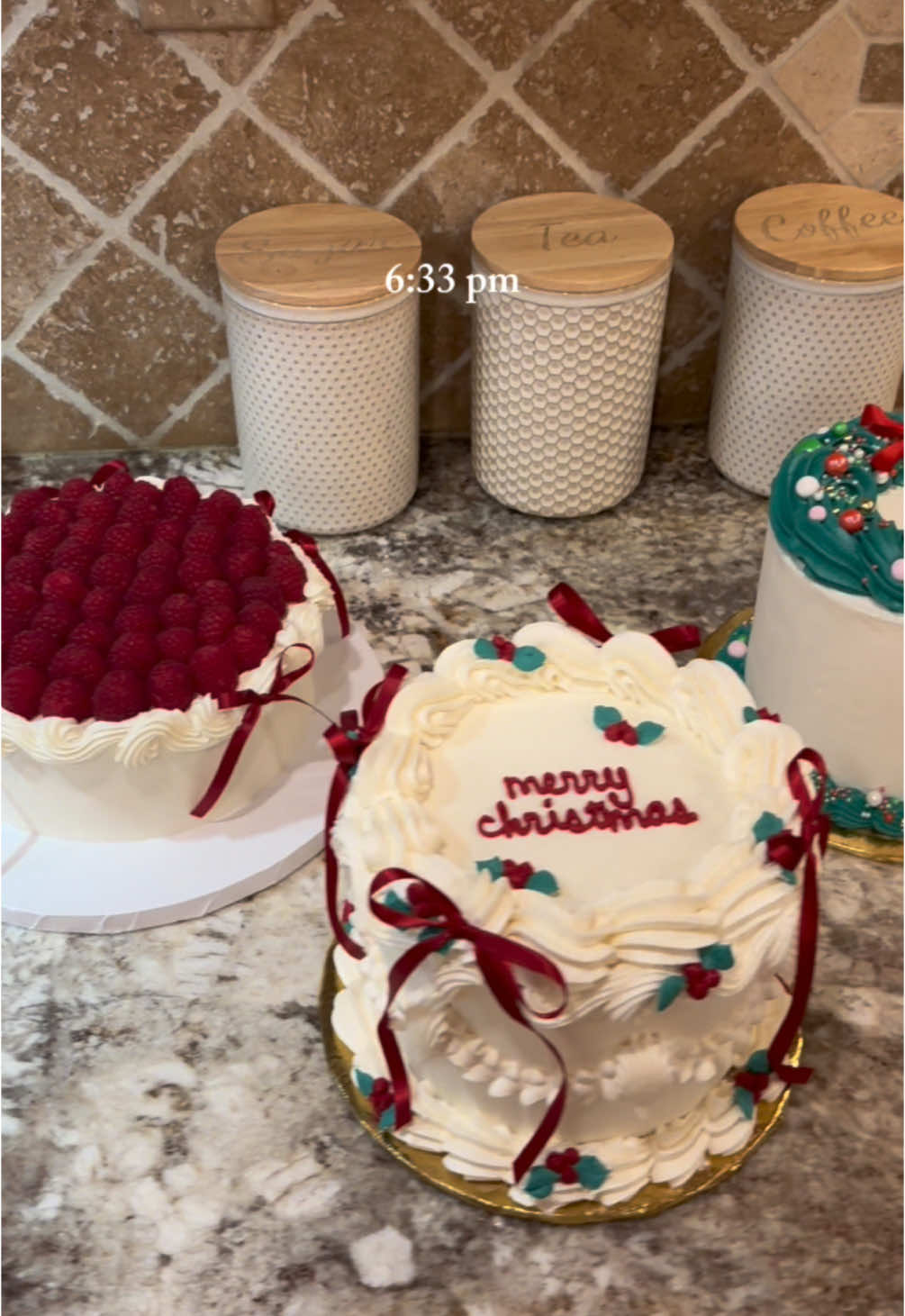 final stretch of christmas cakes woo! 🥰🎄❄️ #dayinthelife #cake #cakedecorator #christmascakedecorating #christmascake #christmasbaking #vintagecake #vintagehollycake #wreath #wreathcake #raspberrycake #raspberry