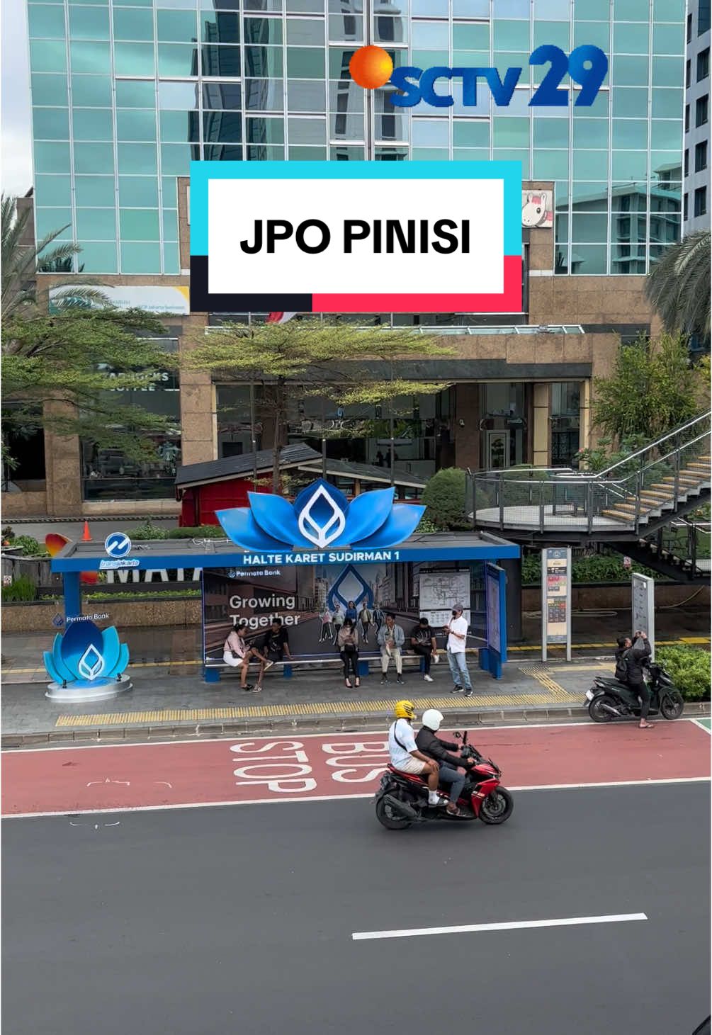 Bagian 26 | Salah satu spot terkeren di jakarta, pesona JPO pinisi Sudirman, Jakarta Pusat, siang hari dengan view gedung-gedung tinggi. #jakartacity #jakartapusat #estetik #cityvibes #citylights #jakarta #fypシ #trand 