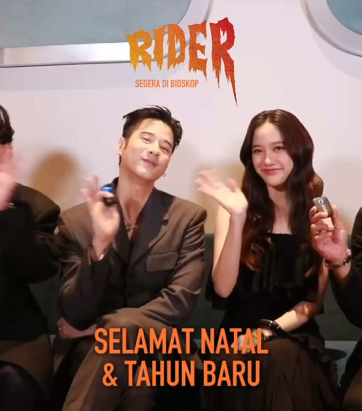 Selamat Natal & Tahun Baru untuk teman-teman Indonesia dari Mario Maurer, Freen Sarocha dan seluruh cast film RIDER.  RIDER akan segera tayang di bioskop Indonesia. Nantikan Januari 2025.  #Rider #KomediHoror #RapiFilms #tiktoktainment #fyp #rekomendasifilm #mariomaurer 