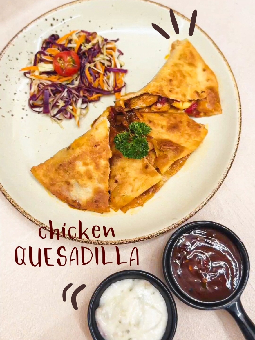 Have a bite of our Chicken Quesadilla and enjoy this season of holiday! 🎄🫶🏻 Available only at Koora Universe - Citraland Helvetia. #koorauniverse #medan #cafemedan #kulinermedan #medanhits #medantalk #medaninfo #infocafemedan #cafehitsmedan #nongkimedan #helvetia #makanmedan #cafeaestheticmedan #dessertmedan #cafedessertmedan #chickenquesadilla #westernfood 