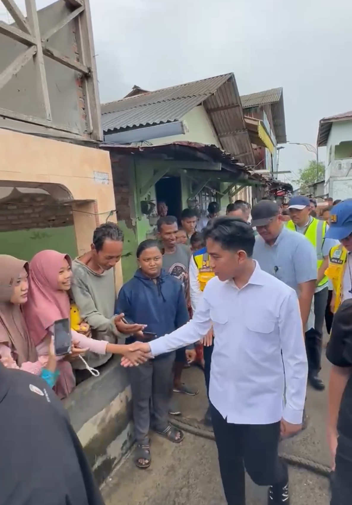 Bertemu dan menyapa warga sambil meninjau progres penataan kawasan pesisir Medan Belawan Bahari di Kecamatan Medan Belawan, Kota Medan.