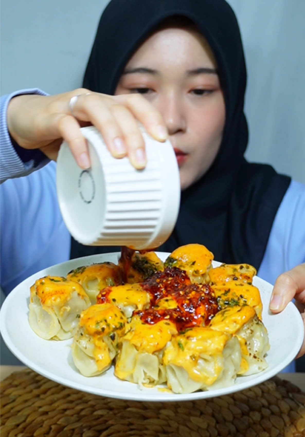 Ternyata chili oilnya @FAHDA FOOD enak dipake makan apa aja 🤩 #inicia #iniciamukbang #dimsummentai #sambelcumi #chilioil #asmr #mukbang #