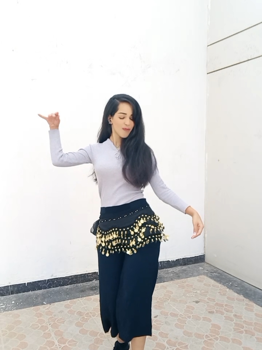 Replying to @gujy7 #asmaaa #dancewithasmaaeg #egyptiandance #bellydance #كبرتك_علي_سيدك #اصاله #dubai 