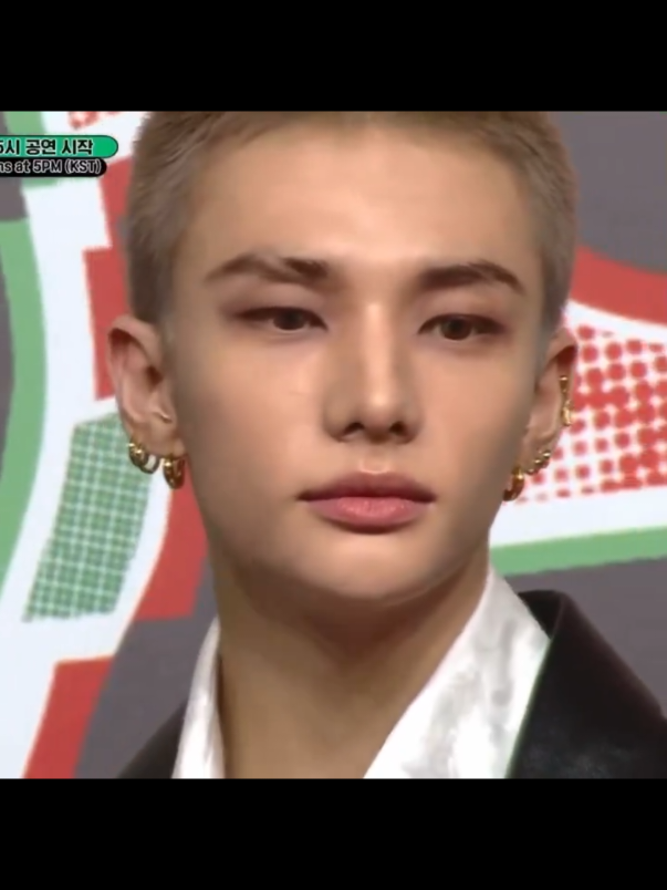 THE WAY MY JAW DROPPED WHEN I SAW HIS HAIR, he literally dgaf about people's opinions #hyunjin #hwanghyunjin #skz #StrayKids #스트레이키즈 #sbsgayodaejun #kpopfyp 