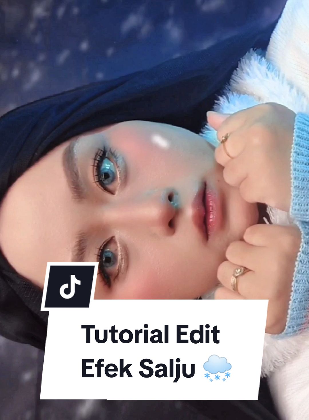 Membalas @dyanaja1216 aku juga nyari² di offline gak ada pengen pesen online takut lama sampenya ywdh pake efek dari capcut aja 😁 Yang berhasil editnya boleh tag aku ya ☺️ Makasih 🥰🫶 #tutorialeditvideo #tutorialbuatefeksalju #editcapcut #trendwinter #winter #makeupwinter #fyp 