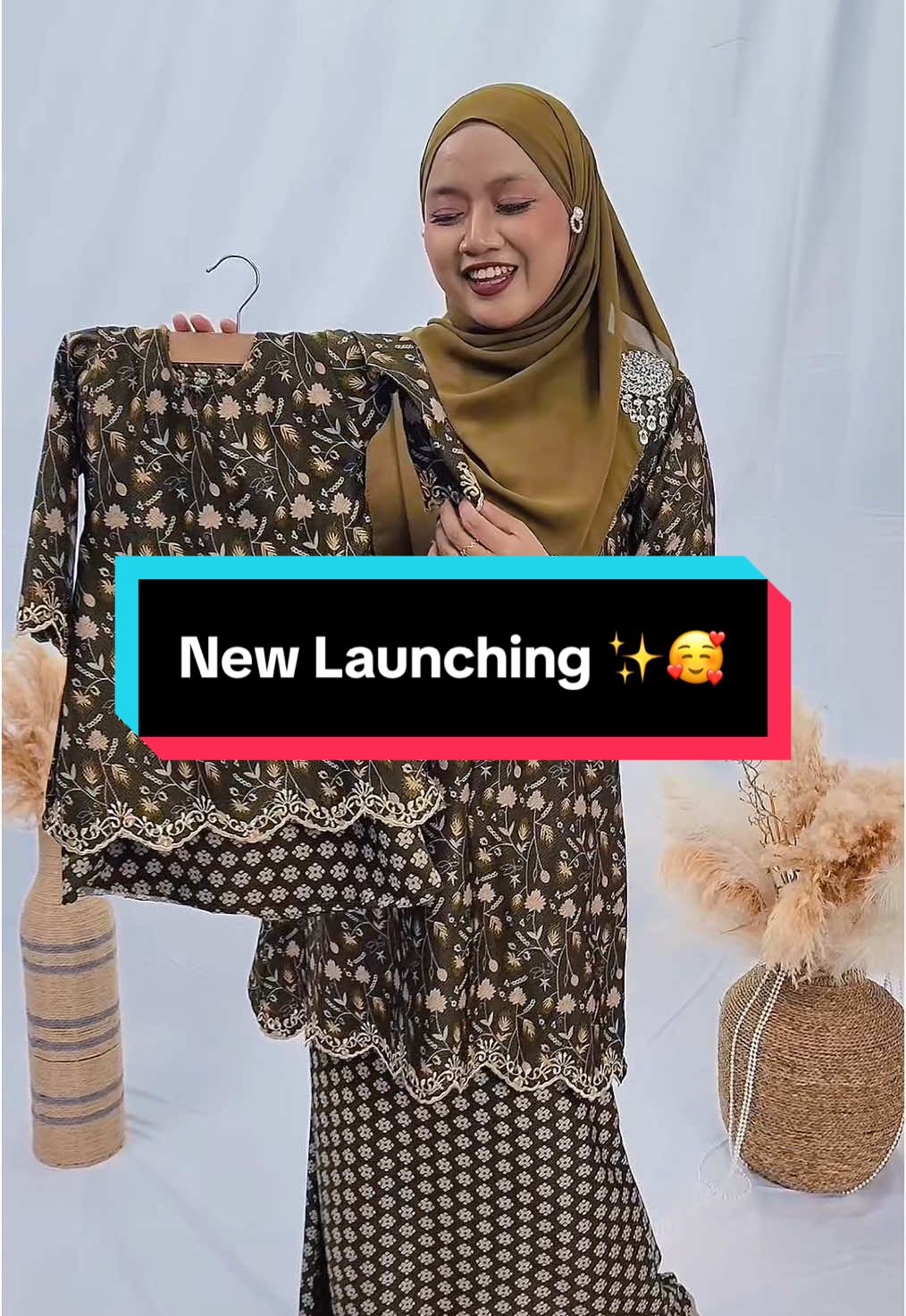 Haaa akakk petangg kita ada launch baju set ibuanak baru tauu jangan lupa masuk live kami !! ✨🫰🏻 #allureexclusive #kurungmoden #fashionmuslimah #raya2025 #fyp #kurungibuanaksedondon #yearendsale #newlaunch