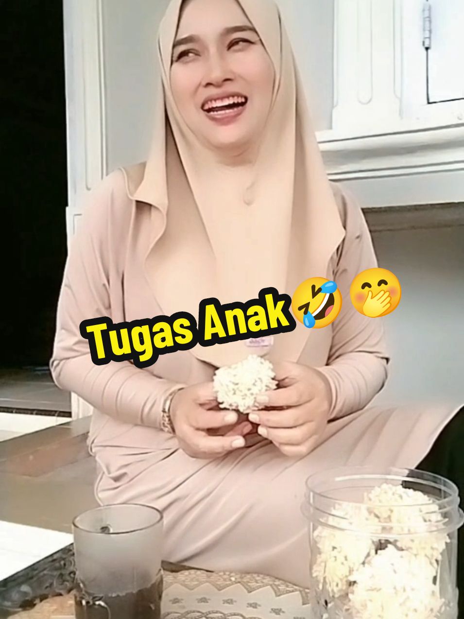 @rengginangestuligar  Rengginang yg ku makan🤤😍  Gambar Segitiga Sama Kaki🤭🤣 duet bersama @MartinTan [BALI] 😜🤣#lucuk #lucu #momresinda 