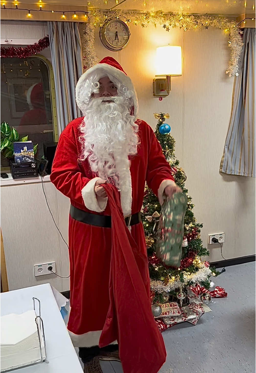 And Santa came! #christmas #ventamaersk #santa #maersk #crew #photo #merrychristmas #navidad #noel #weihnachten #feliznavidad #jul #glædeligjul #julombord #santaclaus #team #nisser #nissehue #blivskibsofficer #detblaadanmark #danishshipping #seafarersarekeyworkers #noshippingnoshopping #seafarer #sailor #happyholidays #captain #captainthomas #captainandmorelinkingseaandshore #alwaysonboard