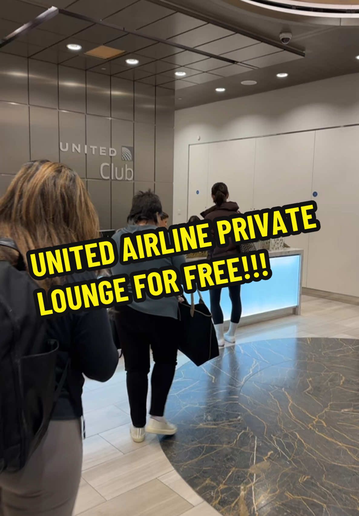 WE GOT INVITED TO UNITED AIRLINE PRIVATE LOUNGE FOR FREE!!! #traveltiktok #airportlounge #fyp 