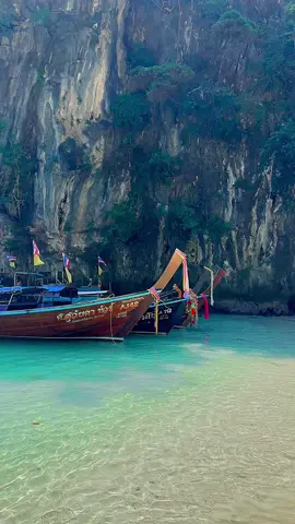 Heading towards the shade of a hidden paradise 🌴💦 📍Koh Hong - Krabi , Thailand 🇹🇭 . . #thailand #thailandtravel #secretbeach #krabi #beachvibes #islandlife #boatlife #vacation 