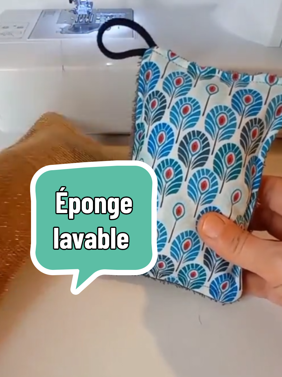 Éponge lavable et réutilisable 1x éponge 1xcoton imprimé L13xH18cm de la ouate de rembourrage (imputrescible je précise pour ceux qui vont me dire ...ça moisit) vous pouvez aussi remplacer le coton pas de la toile de jute pour un côté grattant . #couture #debutant #zd #eponge #joyeuxnoel #feliznavidad #merrychristmas