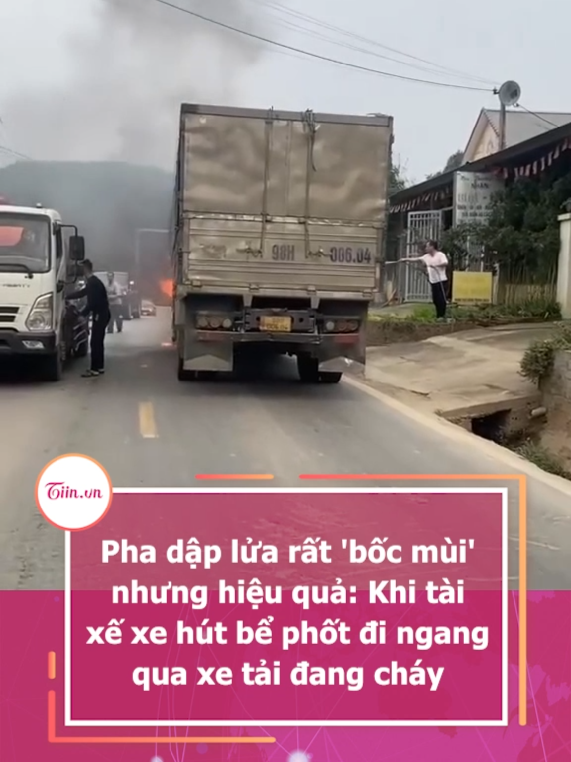 Pha dập lửa rất 'bốc mùi' nhưng hiệu quả: Khi tài xế xe hút bể phốt đi ngang qua xe tải đang cháy #tiinnews