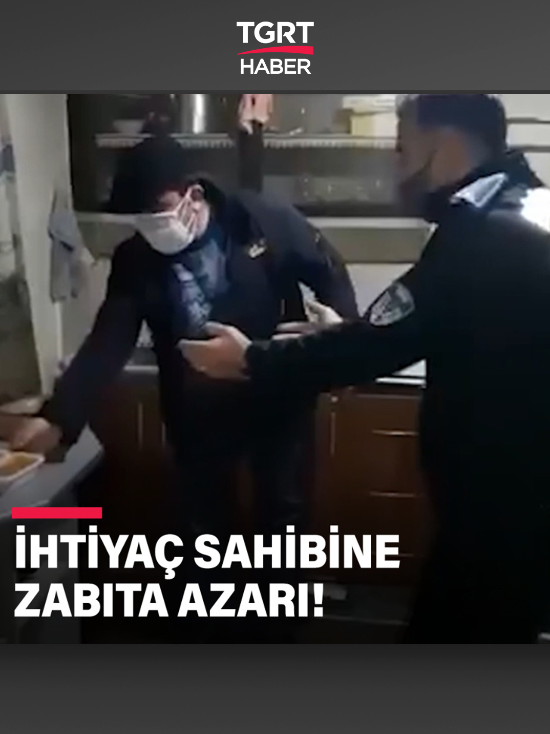 📍 Ordu’da ihtiyaç sahibine zabıta azarı! 😮 ➡ Ordu’da ihtiyaç sahibi bir vatandaşı zabıtanın azarladığı görüntüler büyük tepki çekti. Belediye tarafından verilen yemeğin az geldiğini söyleyen vatandaşın evine giden zabıta, önce verilen yemeği ve ekmeği kameraya çektiriyor ardından da sert ifadelerle adama tepki gösteriyor. #ordu #zabıta #yemek #vatandaş #ihtiyaçsahibi #haber