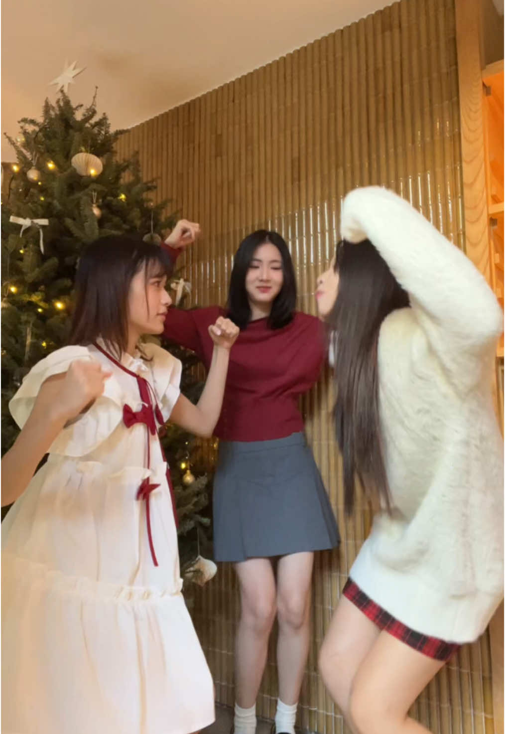 เมอรี่คิดตะมาสคับทู้กคน >3<🎄 @puppyproud @neen.bnk48official #SaonoiBNK48 #BNK48 #ProudBNK48 #NeenBNK48 