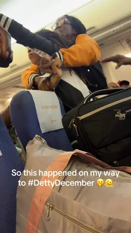 You don't get entertainment like this in first class But the lady in yellow just came late and started removing everyone bags from the overhead, saying she entitled to the space since her seat is directly below the overhead storage. Lady in black wasn't having none of it., Her seat was also directly below the overhead storage. Tensions were already high because flight was delayed for 5/6 hours.  #DettyDecember #Nigeria #TaagAirLInes #Taag