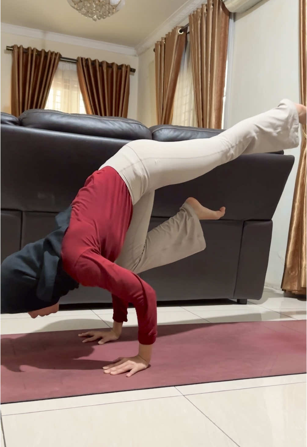 unlocking eka pada bakasana 1 with no expectation🥹☝🏻 kirain cm bisa funkynya aja ternyata bisa versi yg biasa!🖤  #yogapractice 