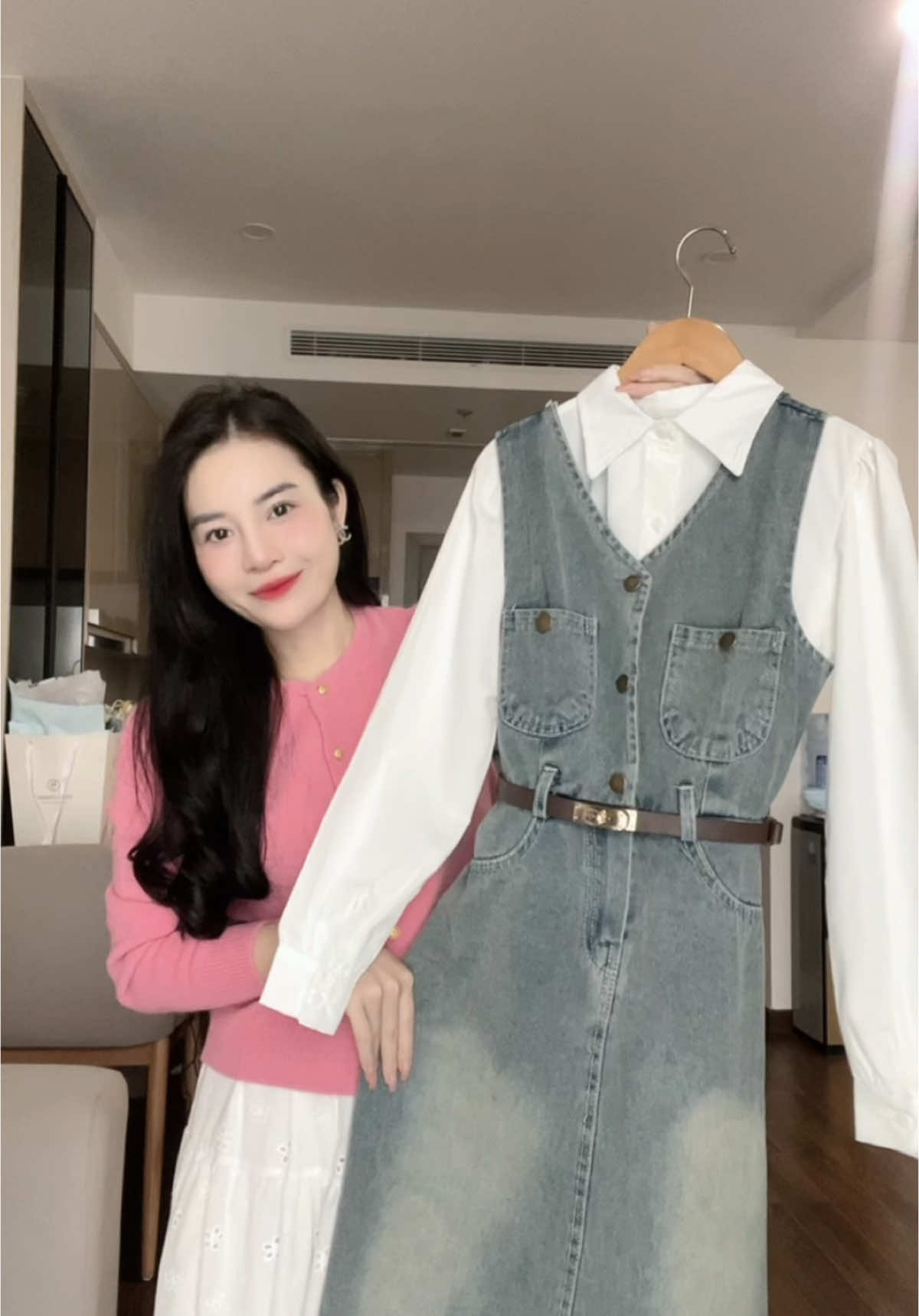 Set yếm denim vibe HongKong cho  nàng công sở 🕊️ #vaybo #vaydenim #setdocongso #dobaonganstore 