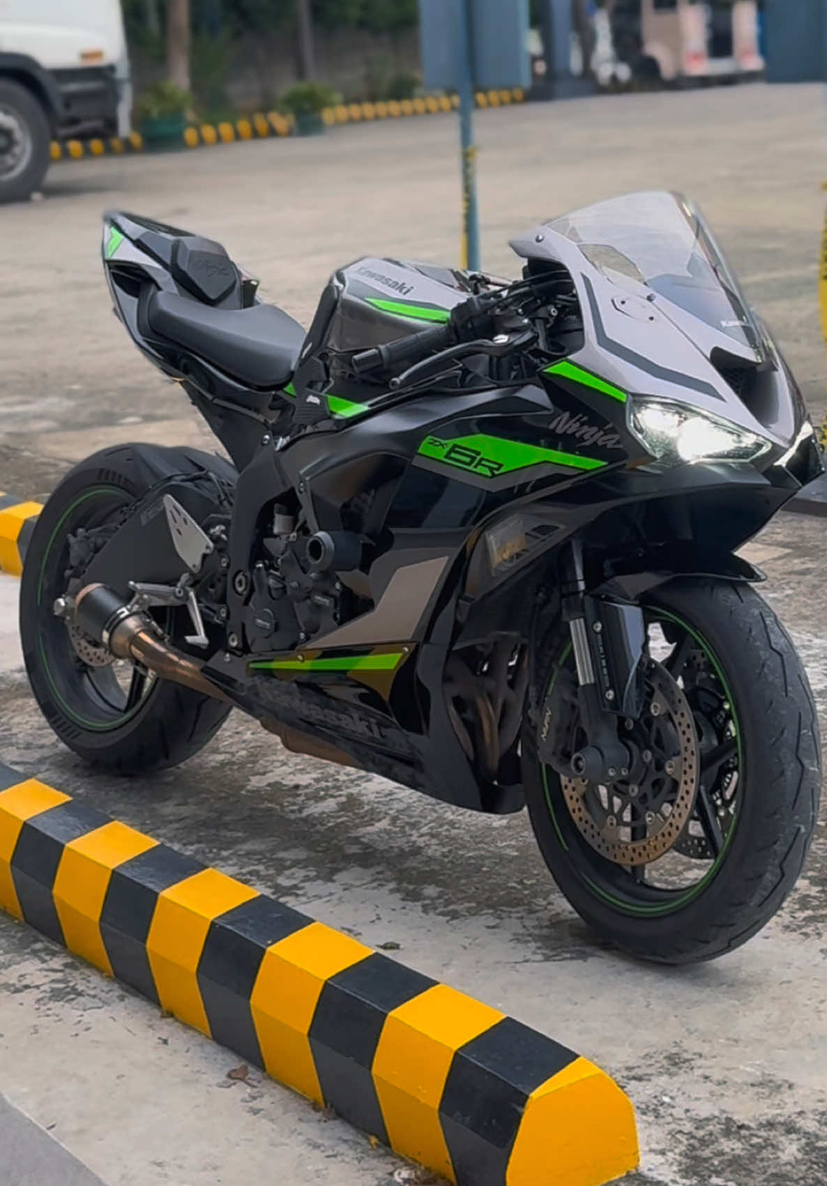 Black beauty of Ninja Zx6r