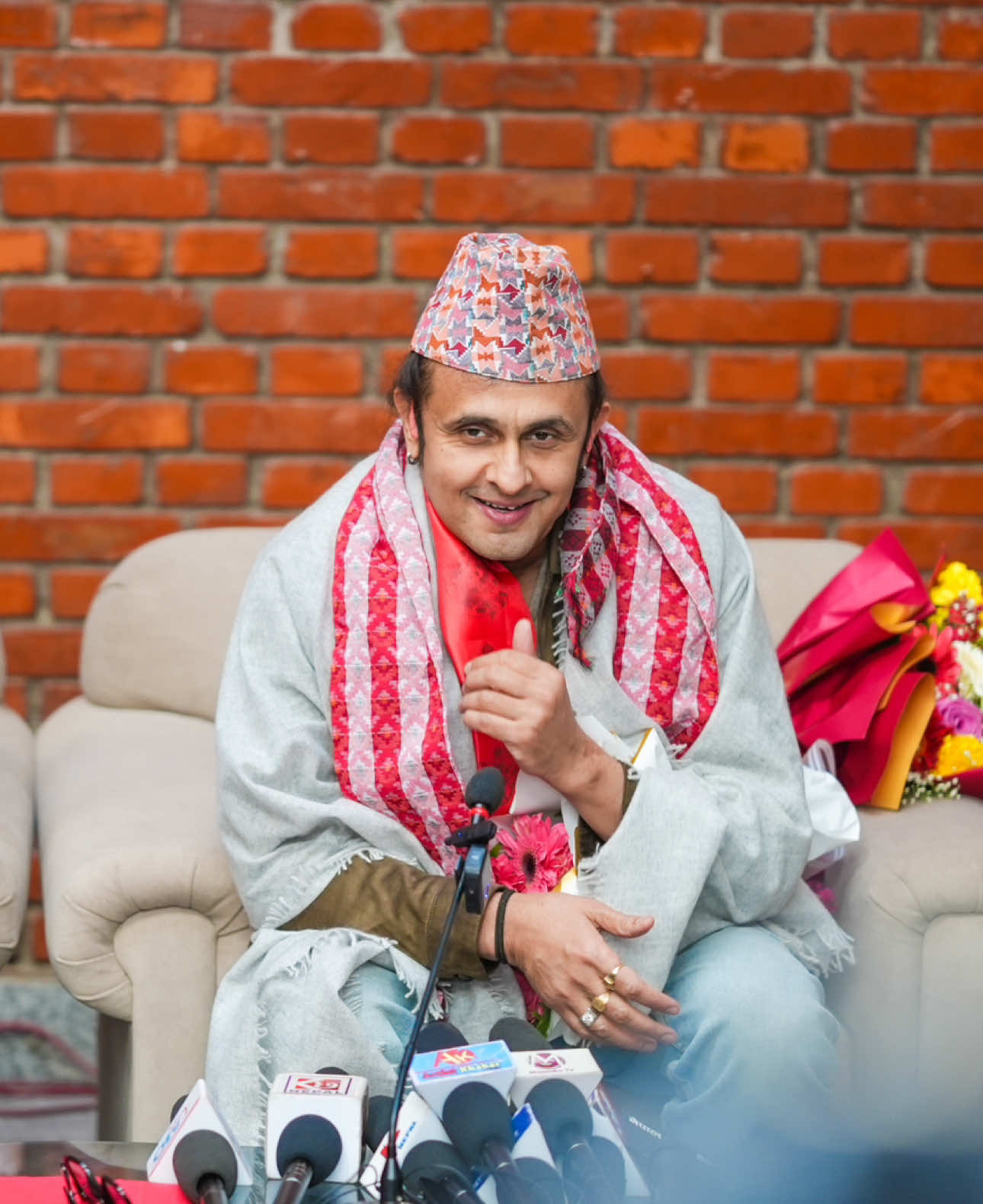 Sonu Nigam arrives in Nepal for today's live concert. Final door sales going on for people who are left. ❤️🇳🇵 #Welcome #sonunigam #nepal #surajdhami #surajphotography #surajphotography58 #sonunigamnepal