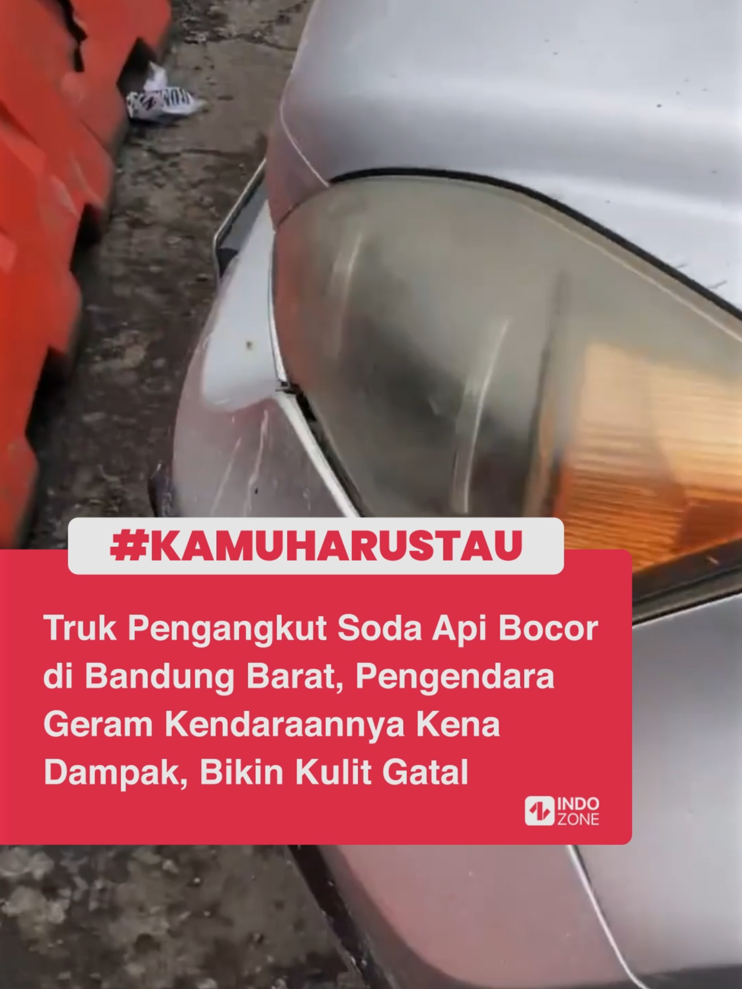 Insiden viral cairan kimia soda api (sodium hydroxide) dari sebuah truk bocor di kawasan Padalarang, Kabupaten Bandung Barat, Selasa (24/12/2024), memicu keresahan di antara pengguna jalan. Truk tangki milik perusahaan CV Yasindo Multi Prima itu mengalami kebocoran di sepanjang jalur Cikalongwetan sampai Padalarang saat melaju dari arah Purwakarta menuju Bandung. Tumpahan cairan kimia ini dilaporkan paling banyak terjadi di kawasan Tagog Apu hingga Cikamuning. Cairan tersebut menimbulkan kekhawatiran karena sifatnya yang korosif, dapat merusak permukaan kendaraan dan berbahaya jika terkena kulit atau mata.   Menurut keterangan saksi mata, truk yang membawa cairan soda api ini, sempat melanjutkan perjalanan tanpa menyadari kebocoran pada muatannya. Seorang pengendara motor kemudian mengejar truk tersebut untuk memberi tahu, bahwa cairan yang diangkut telah bocor dan tumpah ke jalan raya. Truk akhirnya berhenti setelah beberapa kilometer, tetapi kerusakan sudah terjadi. Cairan tersebar di sepanjang jalur yang dilaluinya. Atas kejadian itu membuat banyak sepeda motor dan mobil mengalami kerusakan pada bagian bodi hingga mogok. Bahkan, cairan itu membuat pengendara alami gatal-gatal hingga mata perih. Setelah tanggap darurat dilakukan, Dinas Lingkungan Hidup (DLH) Kabupaten Bandung Barat (KBB) akan memanggil pihak perusahaan terkait pertanggungjawaban atas dampak negatif yang ditimbulkan dari kebocoran kendaraan tangki soda api itu. Video: X/inginkayaaaa [Baca berita dan informasi menarik lainnya hanya di www.indozone.id]