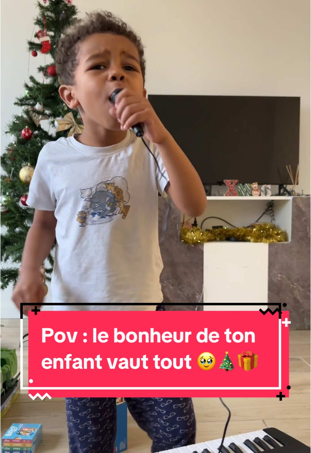 Parce que son sourire et son bonheur valent tout l’or du monde 🎁🎄🎅🏽🤎 Joyeux Noël à tous 💗 #fyp #pourtoi #noel #christmas #singer #piano #gift #cadeauxdenoël #momandson #Love #family #happyboy #momsontiktok #kidstiktok 