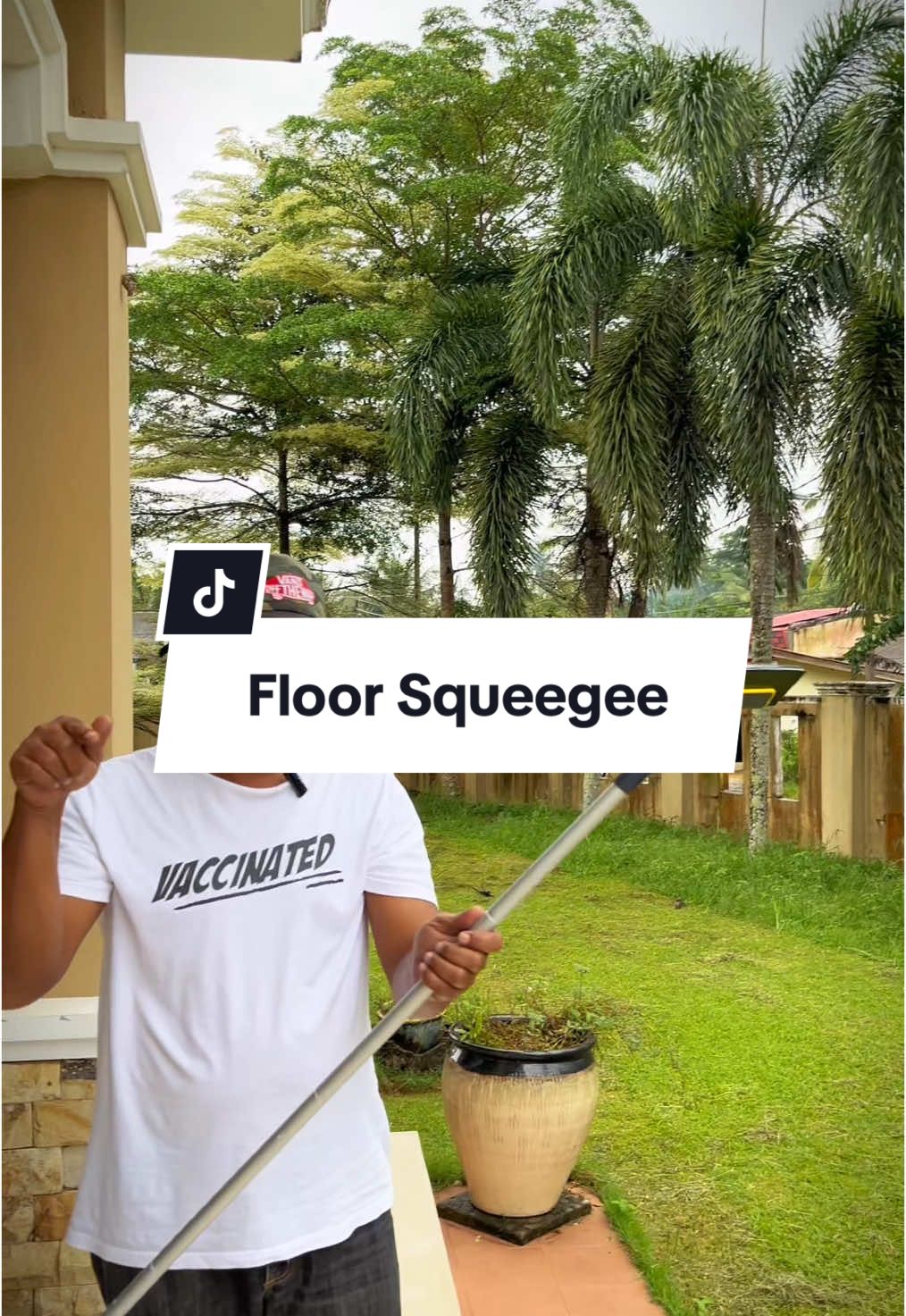 Senang ada floor squeegee… air cepat jer  kering… nak guna di lantai atau di cermin pun boleh #penyapulantai #floorcleaning #floorsqueegee 