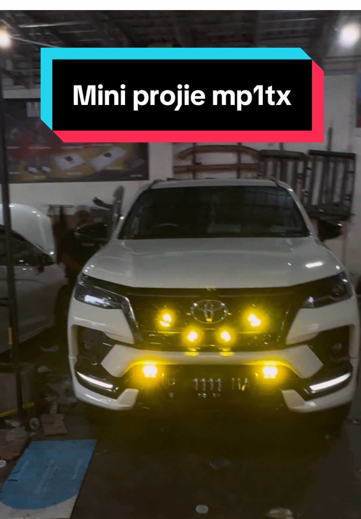 2 projie mana cukup😜 lagi di tol dan hujan bahaya nih kalau lampu ga terang, pakein mini projie aja dijamin kabut dn hujan tembussss  #pro7 #miniprojie #miniprojiepro7 #mp1tx #miniprojiemp1tx #biled #lampuprojie #projie #customlampu #customlampubondowoso #fyp #fypシ #fyppppppppppppppppppppppp #fortuner 