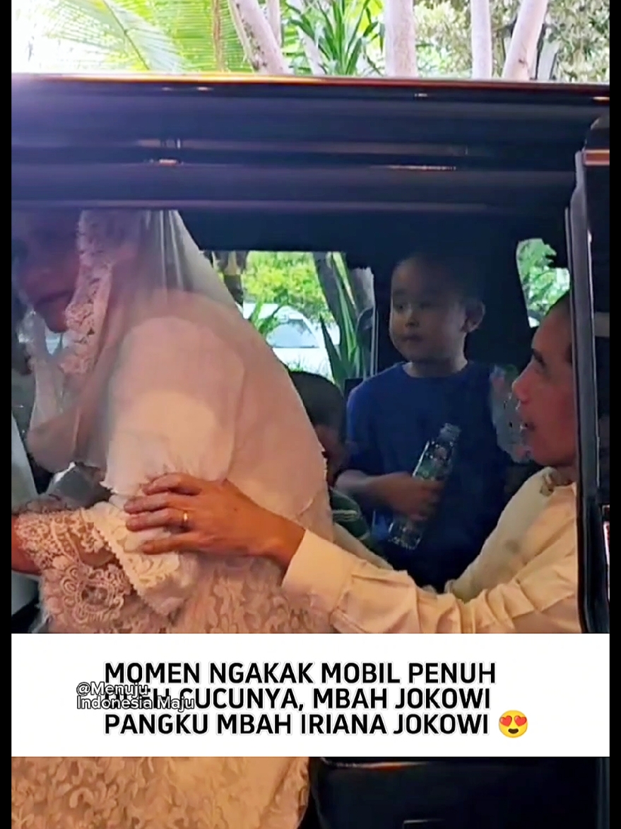 Mobil kurang besar penuh oleh cucunya seharusnya bawah bis 😂🤣, Mbah Joko Widodo pangku Mbah Iriana Joko Widodo usai menghadiri acara tasyakuran Aqiqah putri pertama Mas Kaesang Pangarep dan Mbak Erina Gudono yaitu Bebingah Sang Tansahayu di Gedung Graha Sabha Buana, Sumber Banjarsari, Kota Solo, Surakarta, Provinsi Jawa Tengah, pada Rabu 25 Desember 2024.