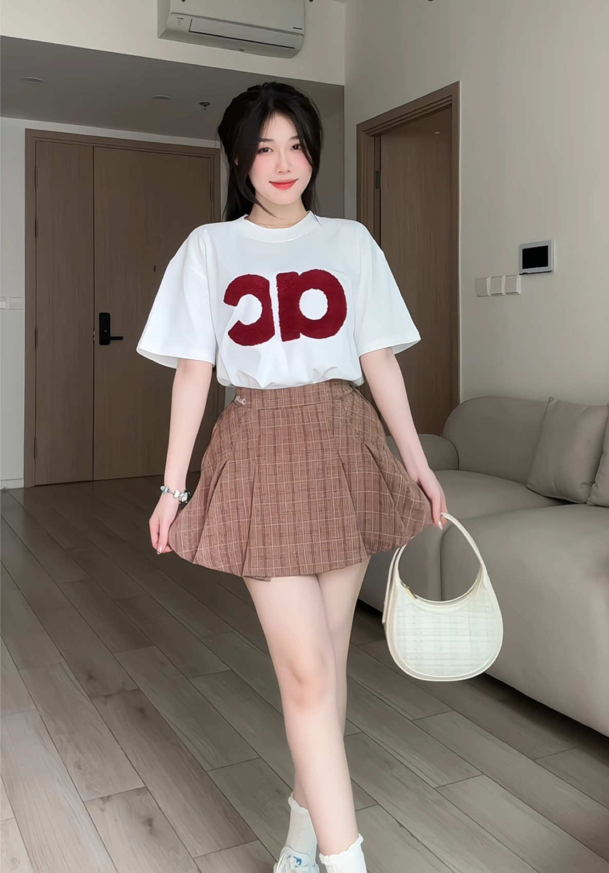 Tết mặc gì đơn giản nhưng vẫn xinh 🍒#chaching #wearyourluck #onegr #aoacchaching #outfit #fyp #viral #xuhuong #goclamdep #phoidoxinh 