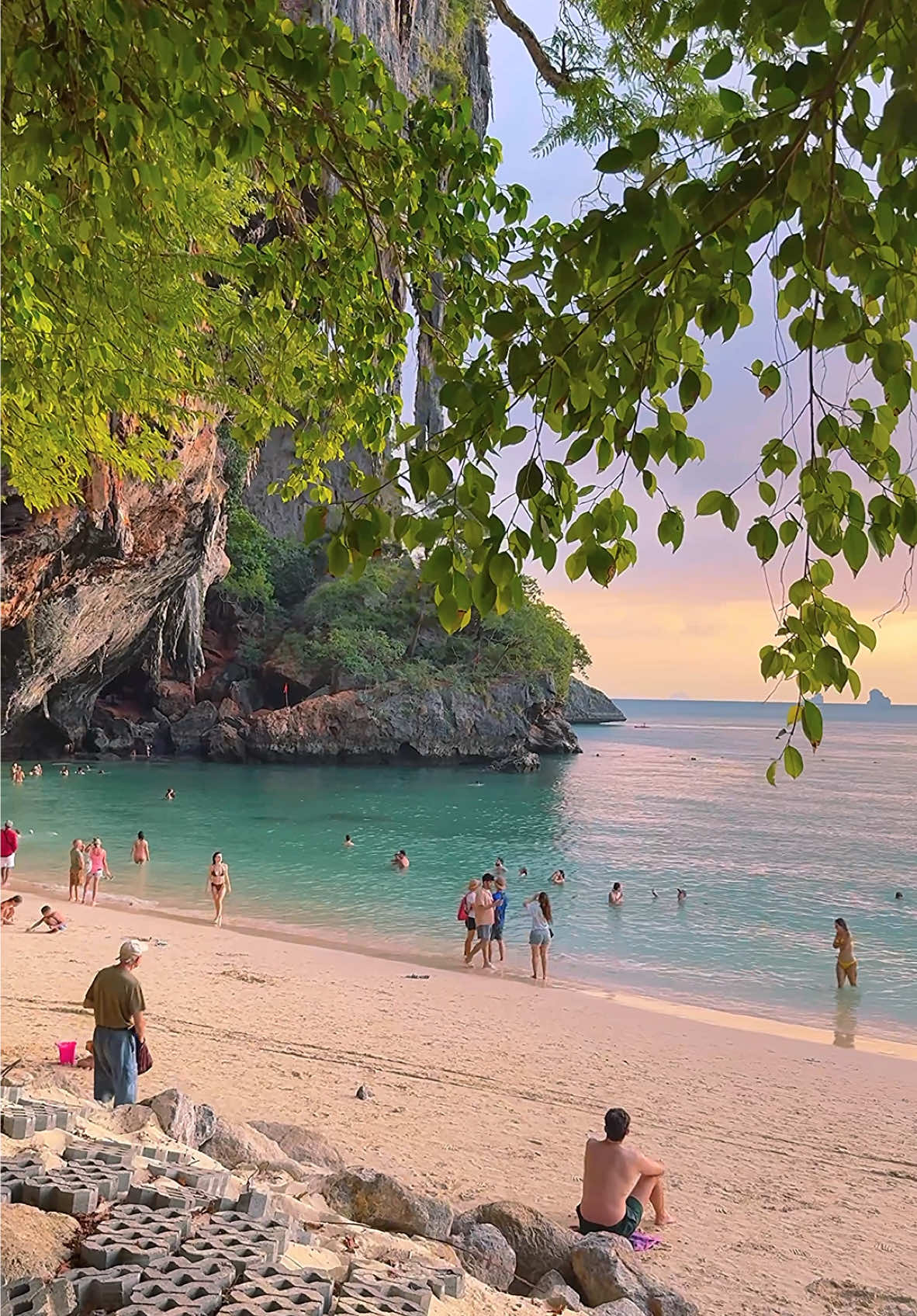 Tropical Christmas 🌴 📍Phra Nang Beach - Krabi , Thailand 🇹🇭 . . #thailand #krabi #beach #christmas #tropical #thailandtravel #beachvibes #islandlife 