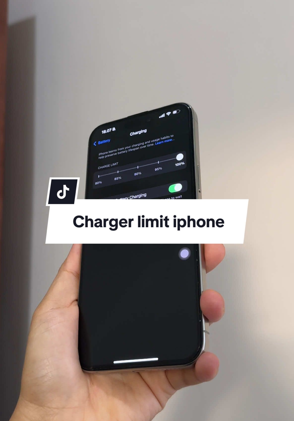 Kalian biasa limit sampai berapa? . . . . #iphone #charger #charging #iphonetips #iphonehacks #iphonetipsandtricks 