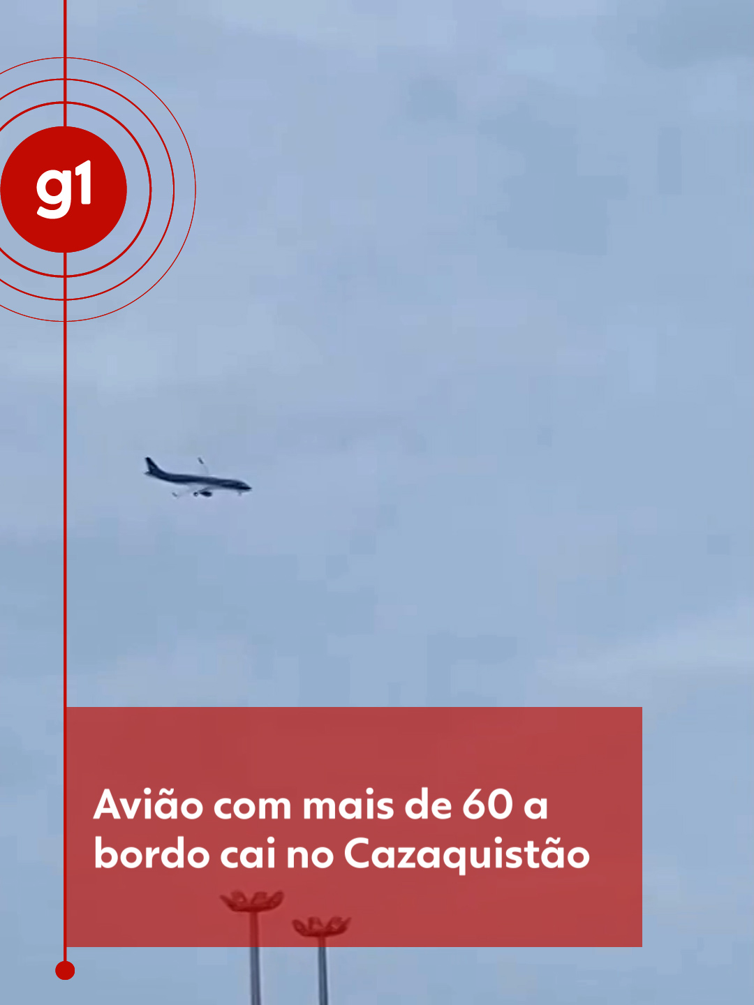 📍 Cazaquistão - Um avião de passageiros com 67 pessoas a bordo caiu perto da cidade de Aktau, no Cazaquistão, informaram agências de notícias russas na madrugada desta quarta-feira, pelo horário de Brasília, citando o Ministério de Emergências do Cazaquistão. O avião envolvido é fabricado pela Embraer, conforme a agência. A queda da aeronave foi registrada em vídeo. Assista acima. Segundo a Reuters, a mídia cazaque havia informado inicialmente que 105 passageiros e cinco tripulantes estavam a bordo. Depois, a informação foi corrigida para 62 passageiros e cinco tripulantes. Autoridades do Cazaquistão disseram que ao menos 27 pessoas sobreviveram ao acidente, com base em informações preliminares. Passageiros feridos foram vistos saindo de uma parte da fuselagem que permaneceu intacta, conforme a Reuters. A aeronave da Azerbaijan Airlines havia saído de Bacu, capital do Azerbaijão, e tinha como destino a cidade russa de Grózni, capital da Chechênia. A companhia aérea declarou que a aeronave Embraer 190, voo J2-8243, foi forçada a realizar um pouso de emergência aproximadamente 3 km da cidade cazaque de Aktau. Leia mais no #g1 #cazaquistão #acidente #avião #tiktoknotícias