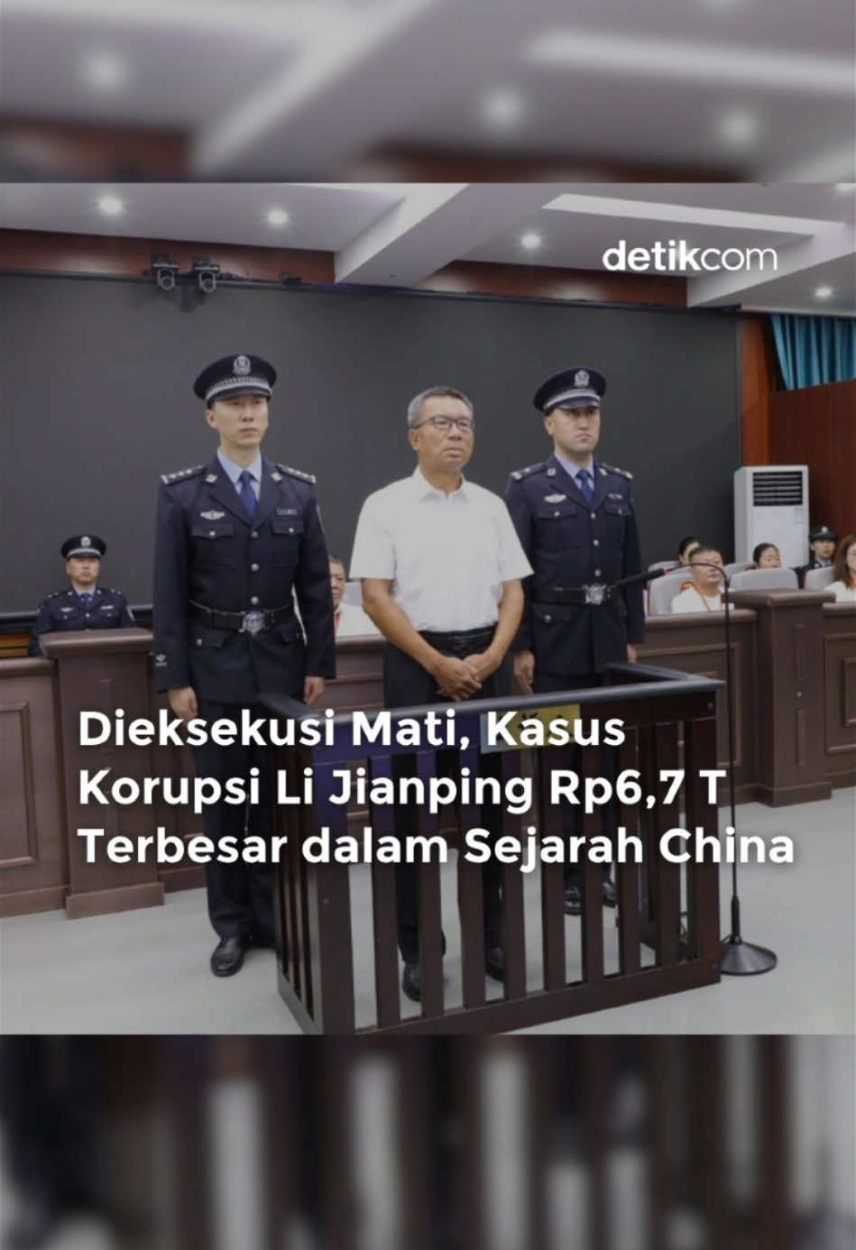 Otoritas China mengeksekusi mati seorang mantan pejabat karena korupsi senilai 3 miliar yuan atau sekitar Rp6,7 triliun. Eksekusi mati dilakukan pada hari Selasa (17/12). Li Jianping, mantan sekretaris komite kerja Partai Komunis zona ekonomi dan pengembangan teknologi Hohhot, sebelumnya telah dijatuhi hukuman mati pada tahun 2022 karena kejahatan termasuk penyuapan dan penyalahgunaan dana publik.  Diketahui kasus tersebut menjadi korupsi terbesar dalam sejarah China yang dilakukan oleh seorang individu menurut perhitungan Caixin. Sebelum ini, pejabat-pejabat yang melakukan korupsi besar hingga dijatuhi hukuman mati belum ada yang capaian korupsinya melebihi Li. Baca berita selengkapnya di detik.com! Creator: Ariandi #detikcom #China #Korupsi #LiJianping #Eksekusi