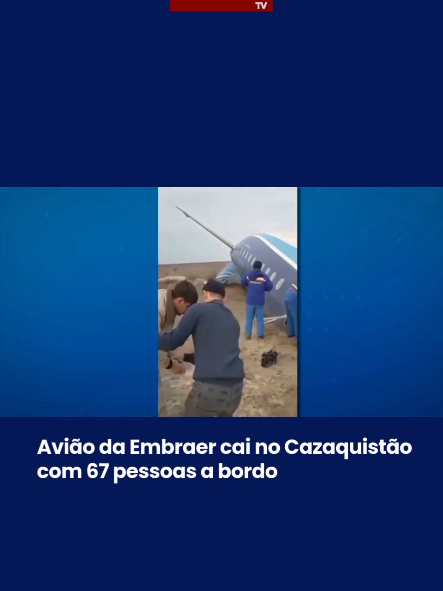 Um avião de passageiros da Embraer, que realizava um voo do Azerbaijão para a Rússia, caiu nesta quarta-feira (25) próximo à cidade de Aktau, no Cazaquistão. Segundo as autoridades cazaques, a aeronave transportava 62 passageiros e cinco tripulantes, dos quais 28 sobreviveram. Um vídeo mostrou o avião em chamas ao atingir o solo, seguido por uma densa fumaça preta. Passageiros feridos foram vistos saindo de parte da fuselagem que permaneceu intacta. O Ministério de Emergências do Cazaquistão informou que o incêndio foi controlado e uma comissão investigará o acidente. As autoridades consideram a possibilidade de falha técnica como uma das causas do ocorrido. Os sobreviventes estão recebendo atendimento médico. #BandNewsTV #Notícias #Informação #Acidenteaereo