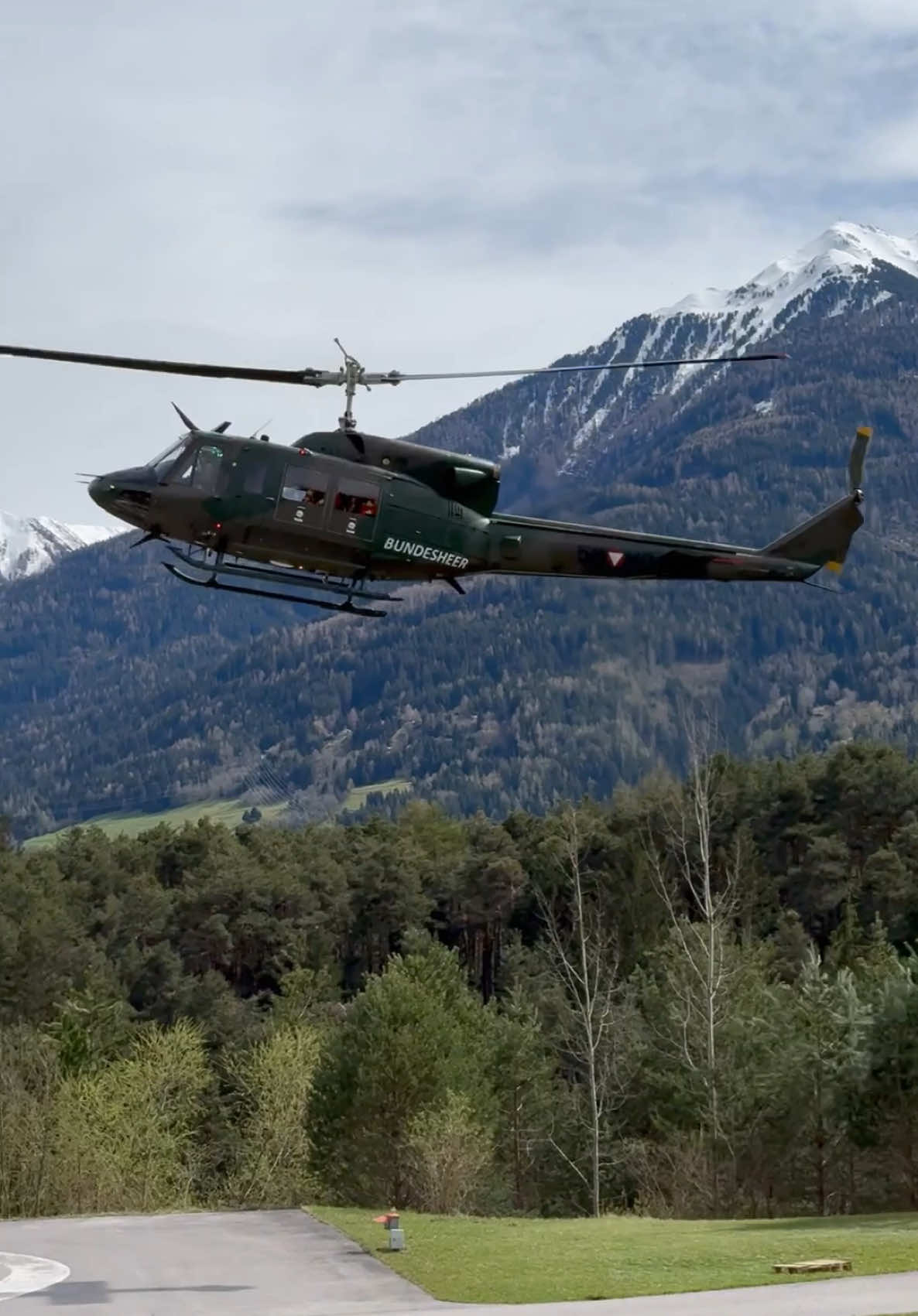 Enjoy this Sound #action #airforce #sound #pilot #aviation #excersise #hubschrauber #militär #huey #bell #bell212 #helicopter #heli #bundesheer #heer #berge #alpen #alps #mountain #verteidigung #übung #traintowin #vertical 