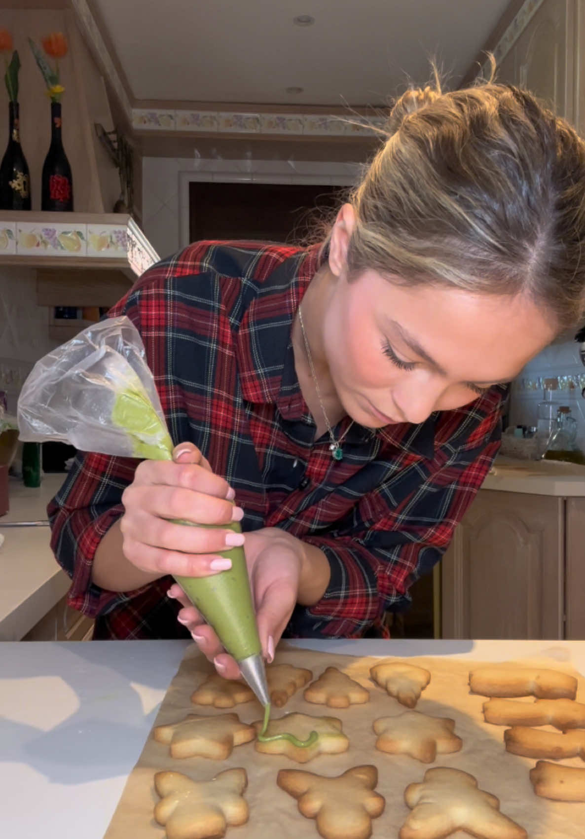 MATCHA XMAS COOKIES 🎄🎅🏼🍪 2 barritas de mantequilla 1 taza de azúcar  (Mezclar bien) 1 huevo  (Mezclar bien) 3 tazas de harina Levadura (Amasar y dar forma a las galletas) 8 mins a 180 Para el frosting: 5 cucharadas de agua tibia, 1 cucharadita de matcha, mezclar bien y añadir 3 tazas de azúcar en polvo Y decorar✨