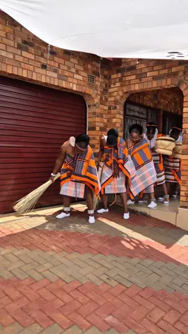 zwa hazhu zwo naka  Book your Shoot Email: info@mukoniphotography.co.za WhatsApp  065 651 9014 https://mukoniphotography.co.za/ #minwenda #traditionalwedding #vendatradition #vendaweddings #weddingphotographer 