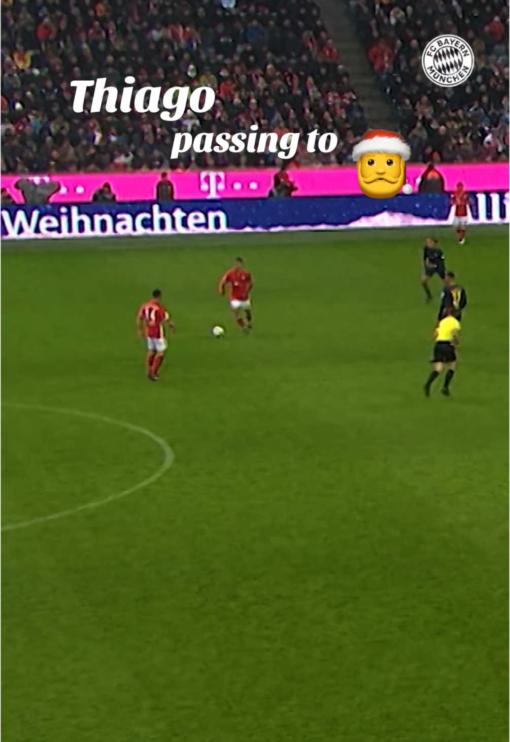 Thiago passing to Santa 🎅😂 No Christmas without this clip! 😅 #FCBayern #MiaSanMia 