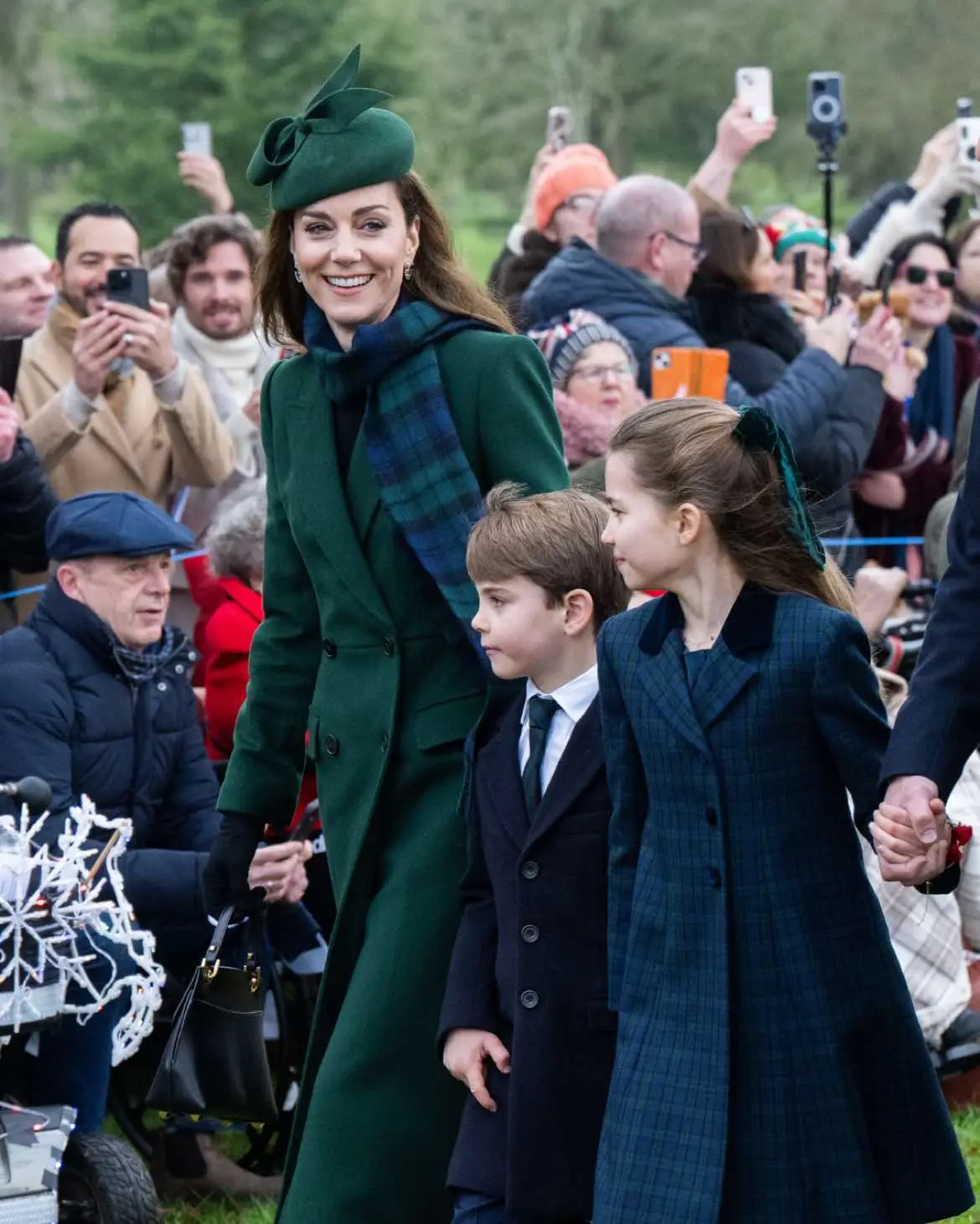 La familia Windsor asiste a la tradicional misa del 25 de diciembre en la iglesia de Sandringham 🎄❤️#KateMiddleton #CarlosIII #Windsor #Sandringham #royals #royalfamily 