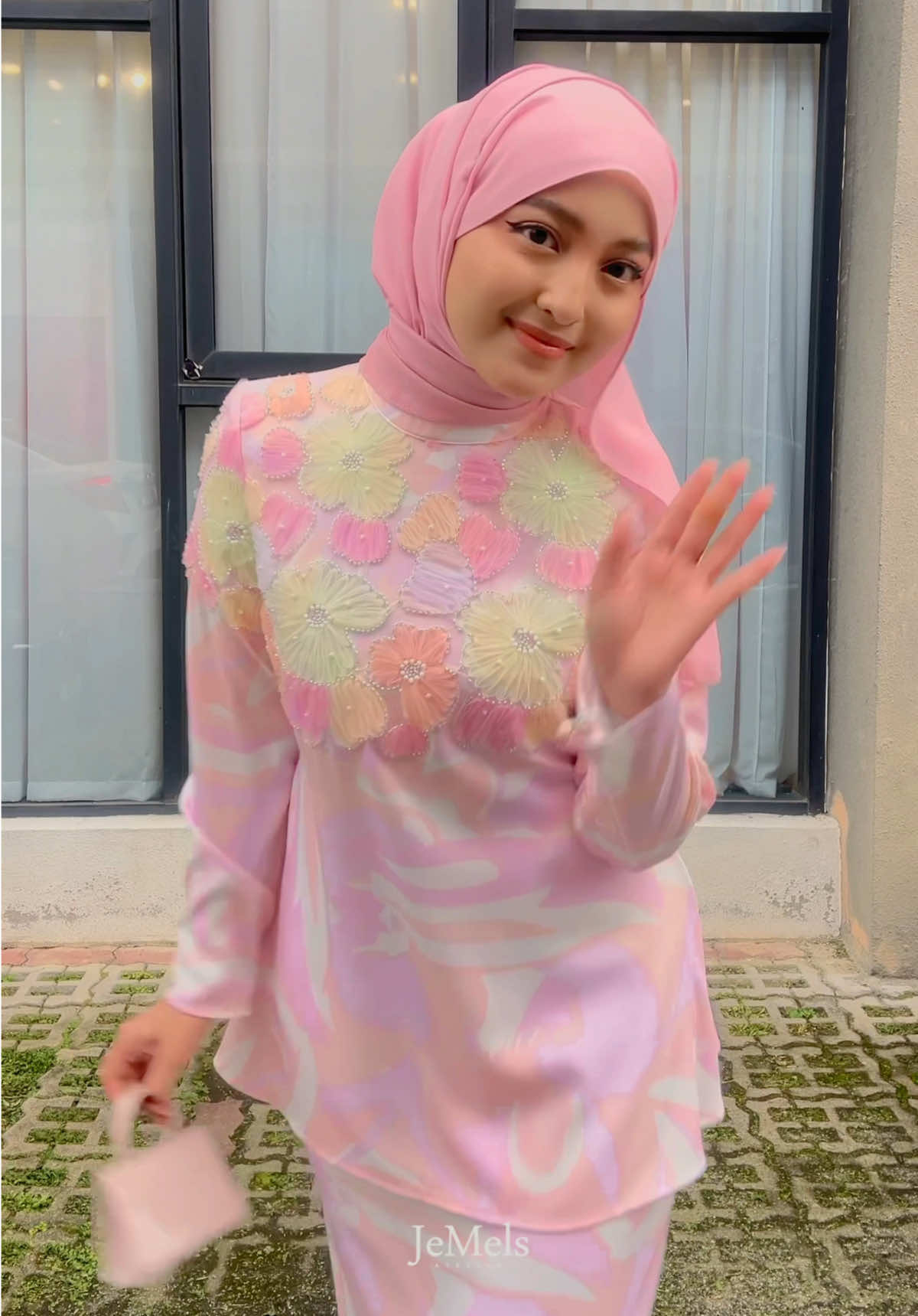 Manis molek je dengan Elsa Kurung ni😍🩷 Yang mana bertemakan pink untuk raya 2025, wajib shopping untuk Elsa Kurung ni before sold out!  #jemelslovers #jemelsatelier #bajukurung #bajukurungmoden #bajukurungprinted #bajukurungpastel #fyp #foryoupage #blouseprinted #caftan #casualwear #butikkurung #puchong #newcollectionraya2025 #trendingcolourraya2025 #bajuraya2025 #bajurayatrending  
